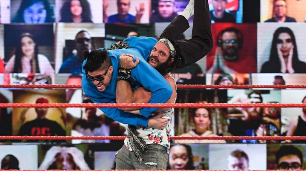 WWE: Bad Bunny le entregó el título 24/7 a R-Truth, pero le fue mal con The Miz