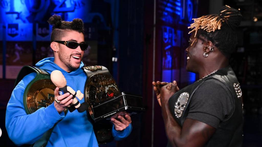 WWE: Bad Bunny le entregó el título 24/7 a R-Truth, pero le fue mal con The Miz