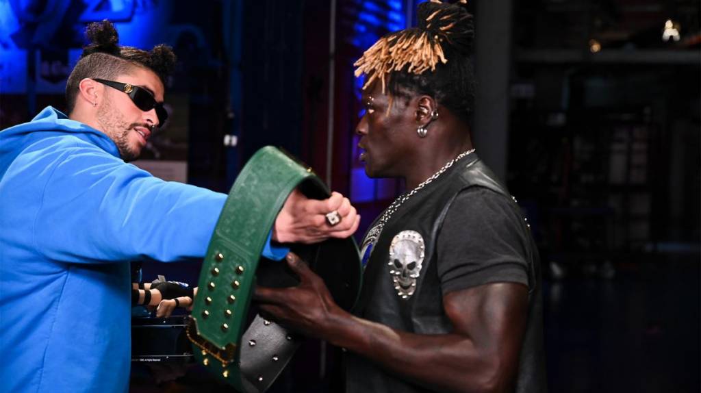 WWE: Bad Bunny le entregó el título 24/7 a R-Truth, pero le fue mal con The Miz