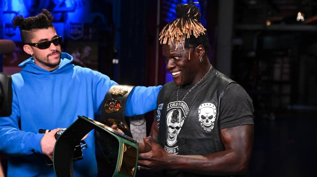 WWE: Bad Bunny le entregó el título 24/7 a R-Truth, pero le fue mal con The Miz