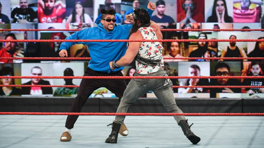 WWE: Bad Bunny le entregó el título 24/7 a R-Truth, pero le fue mal con The Miz