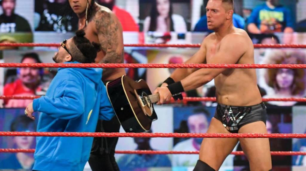 WWE: Bad Bunny le entregó el título 24/7 a R-Truth, pero le fue mal con The Miz