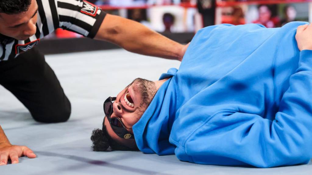 WWE: Bad Bunny le entregó el título 24/7 a R-Truth, pero le fue mal con The Miz