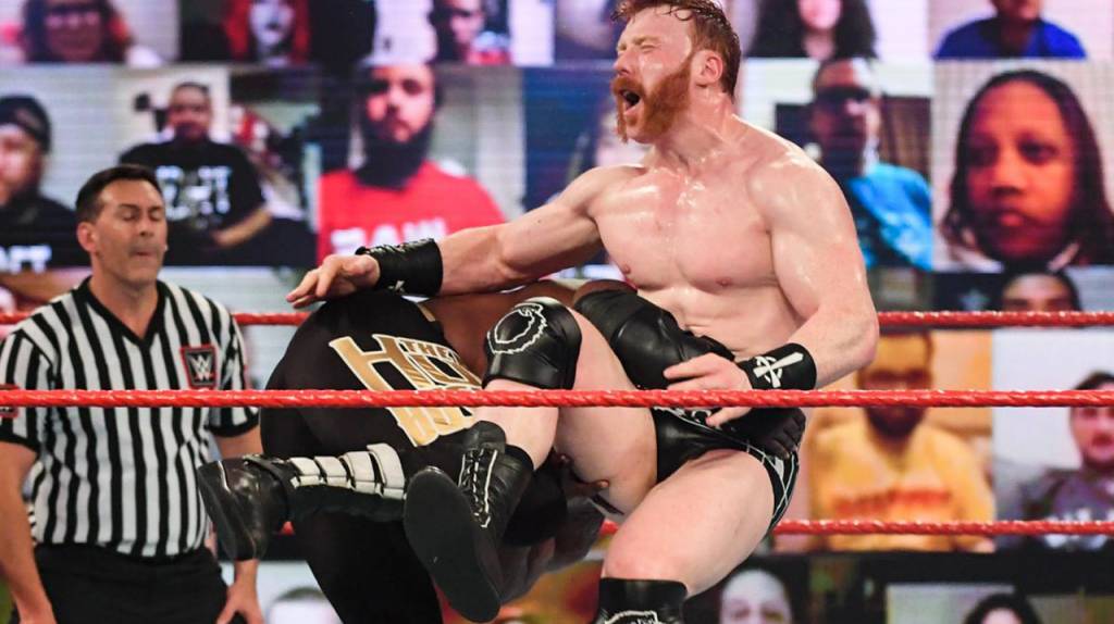 WWE: Bad Bunny le entregó el título 24/7 a R-Truth, pero le fue mal con The Miz