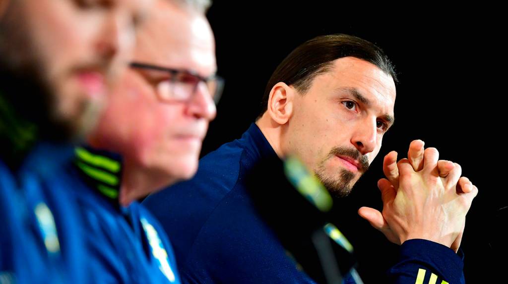 Futbol: Zlatan reaparece y va de las sonrisas a las lágrimas