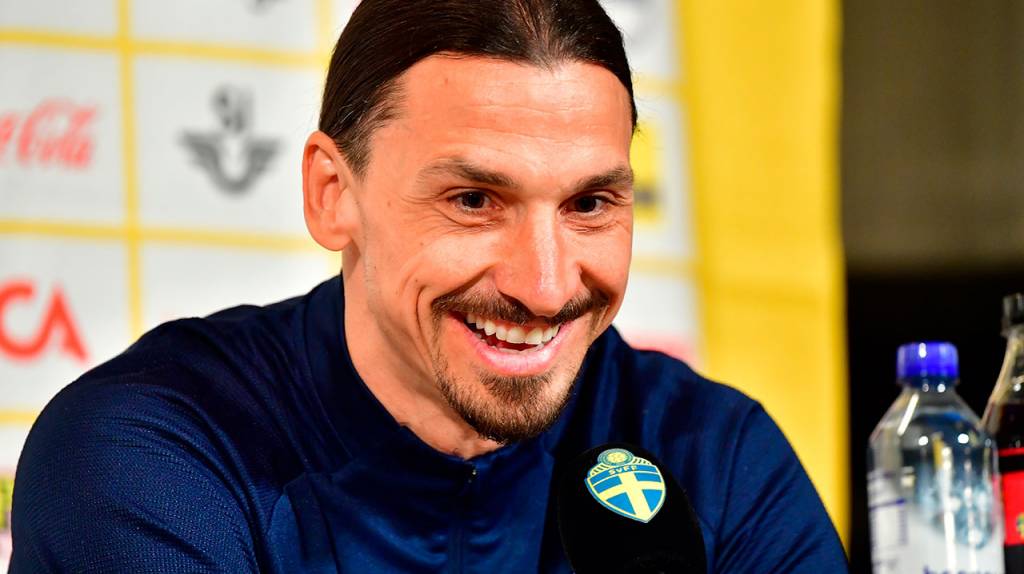 Futbol: Zlatan reaparece y va de las sonrisas a las lágrimas