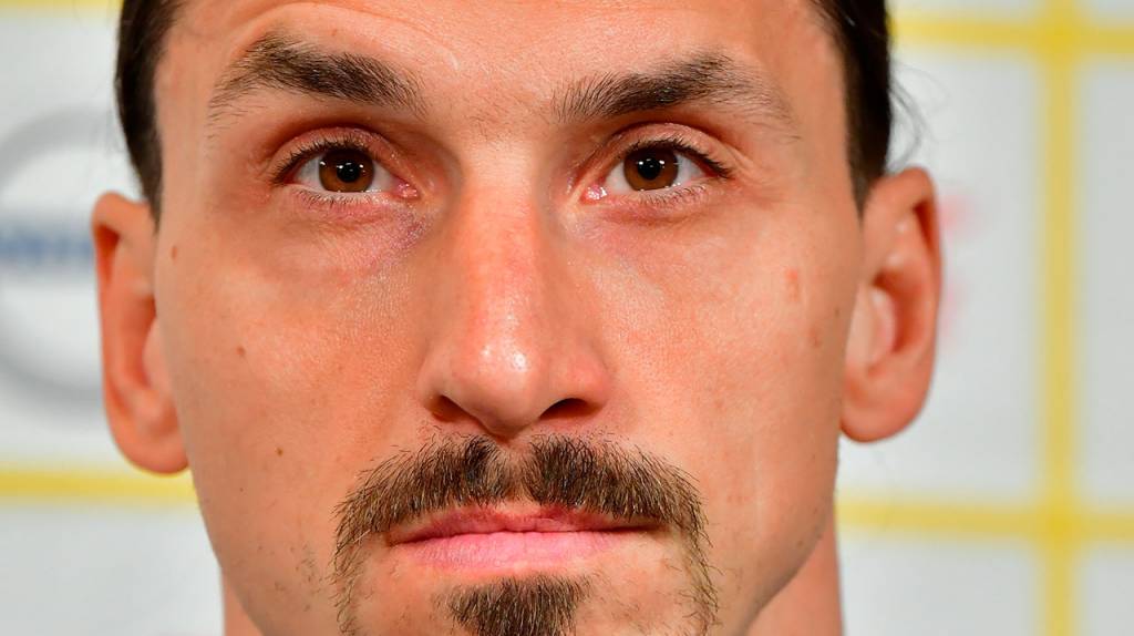 Futbol: Zlatan reaparece y va de las sonrisas a las lágrimas