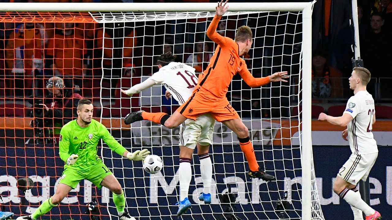 Holanda consiguió la primera victoria de las eliminatorias rumbo a Qatar tras vencer 2-0 a Letonia