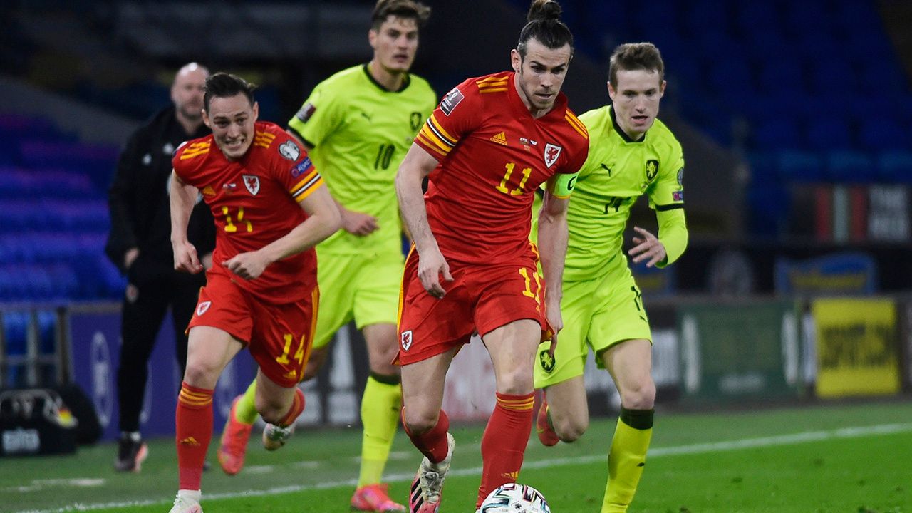 Gareth Bale y Daniel James mantienen con vida a Gales en las eliminatorias UEFA