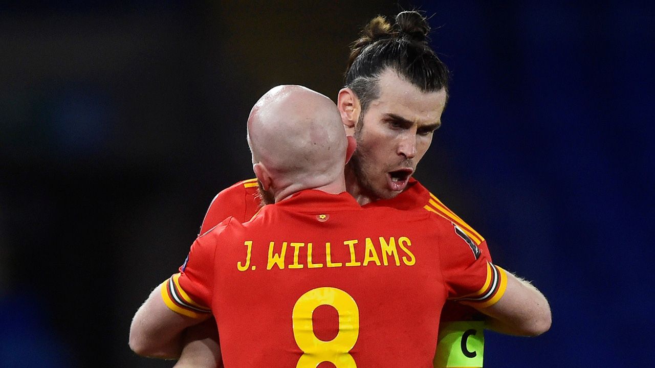 Gareth Bale y Daniel James mantienen con vida a Gales en las eliminatorias UEFA