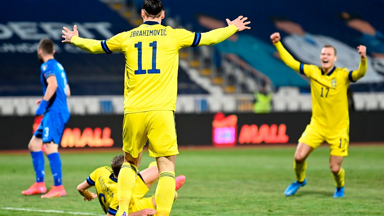 Zlatan Ibrahimovic sonríe con la nueva generación de Suecia