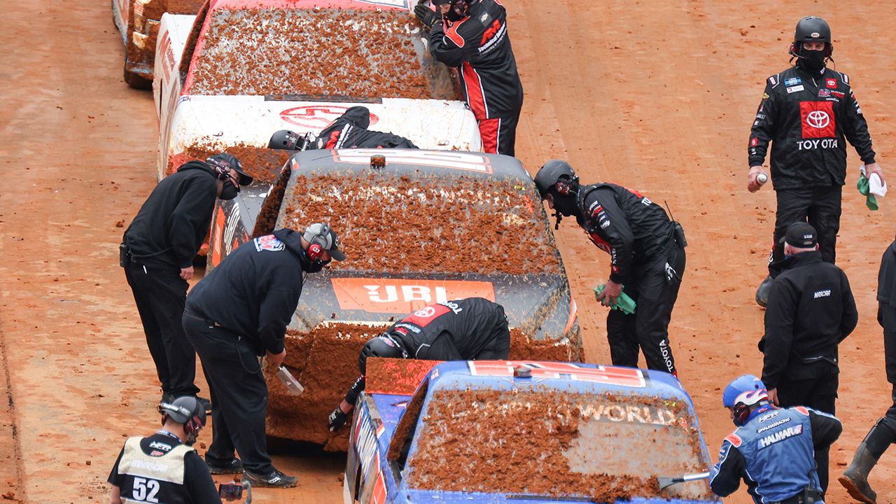 La lluvia y el lodo acabaron con la 'dirt race' de camionetas en NASCAR