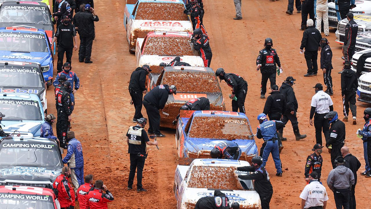 La lluvia y el lodo acabaron con la 'dirt race' de camionetas en NASCAR
