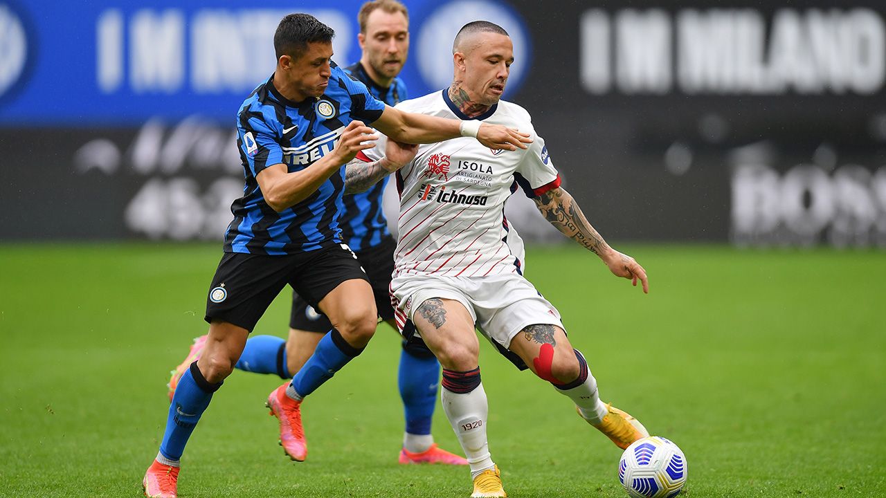 Inter sigue su camino al título tras dejar a Cagliari al filo del descenso