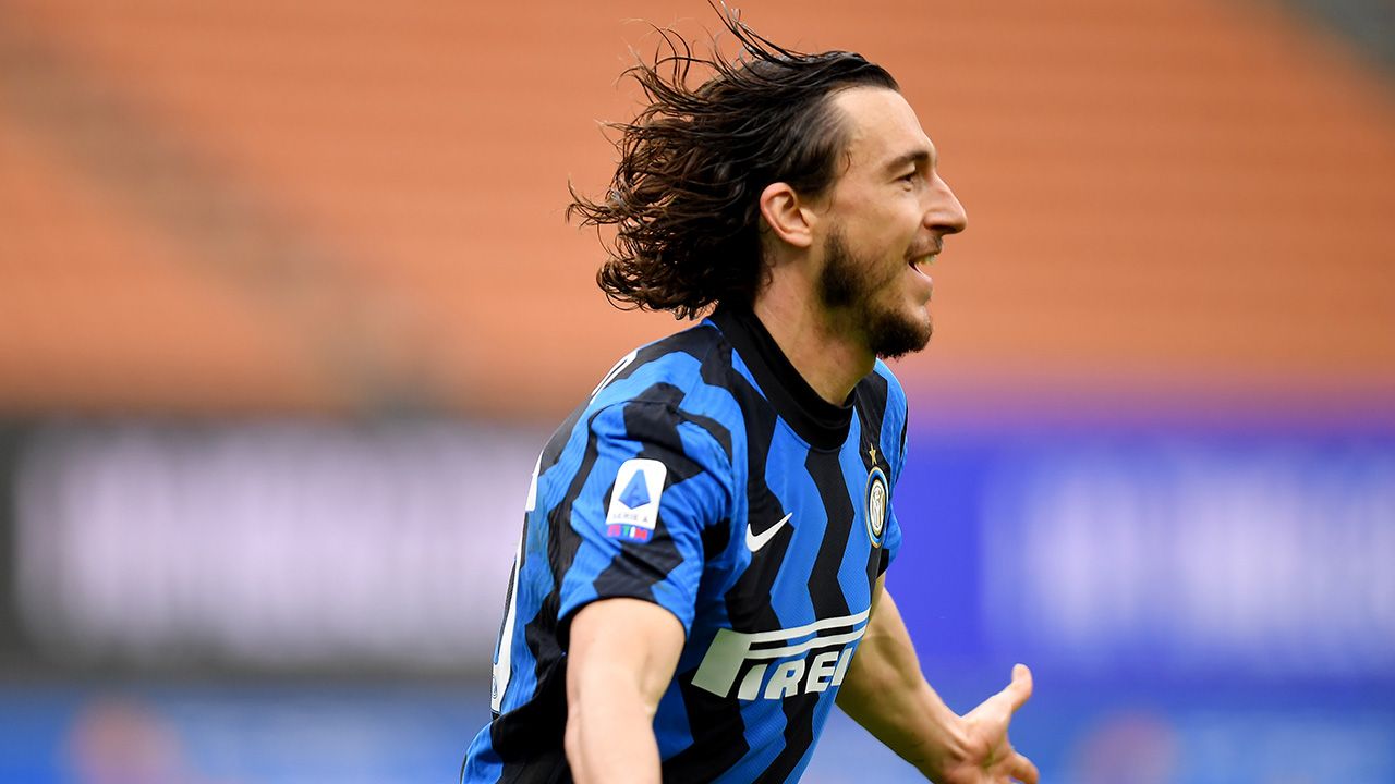 Inter sigue su camino al título tras dejar a Cagliari al filo del descenso