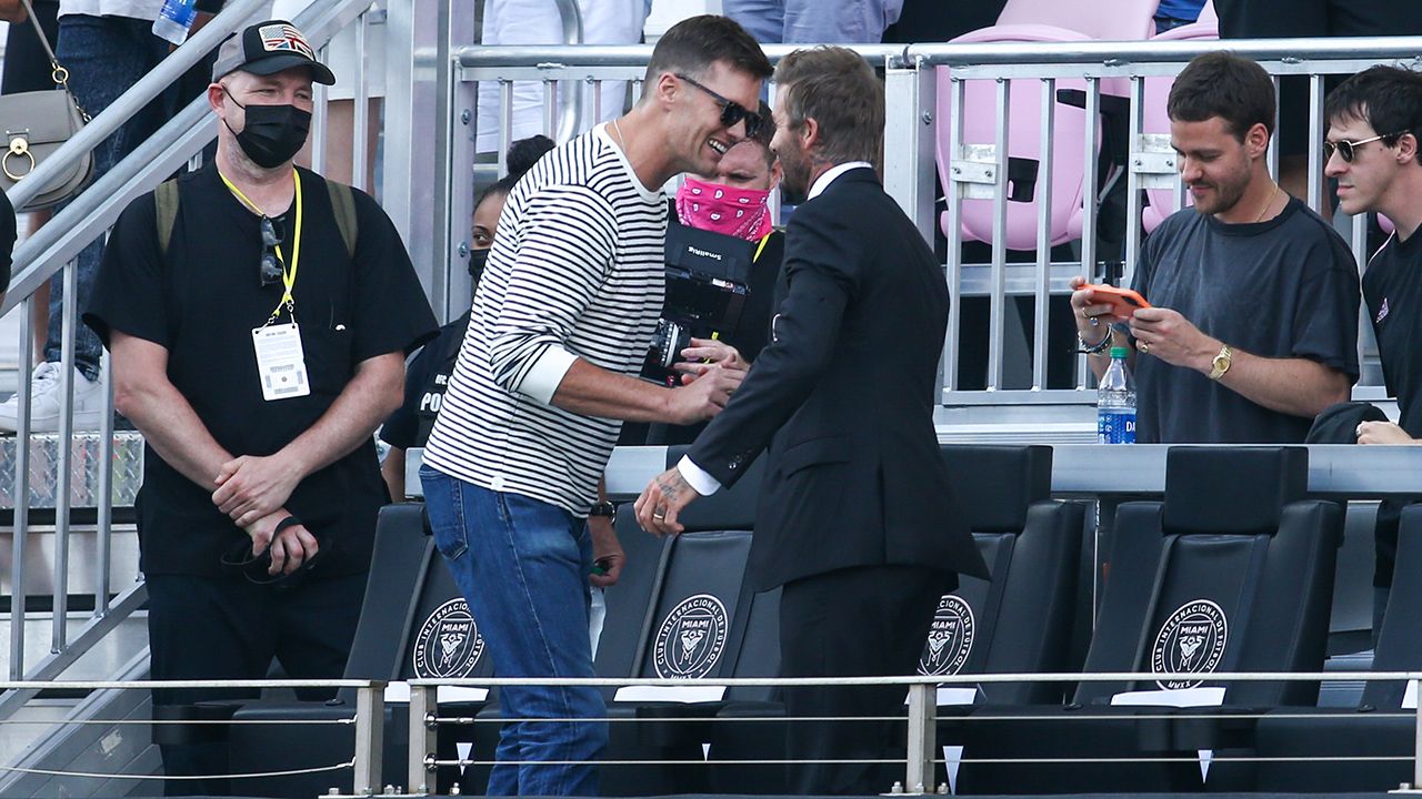 Tom Brady convivió con David Beckham y presenció el doblete de 'Chicharito' Hernández
