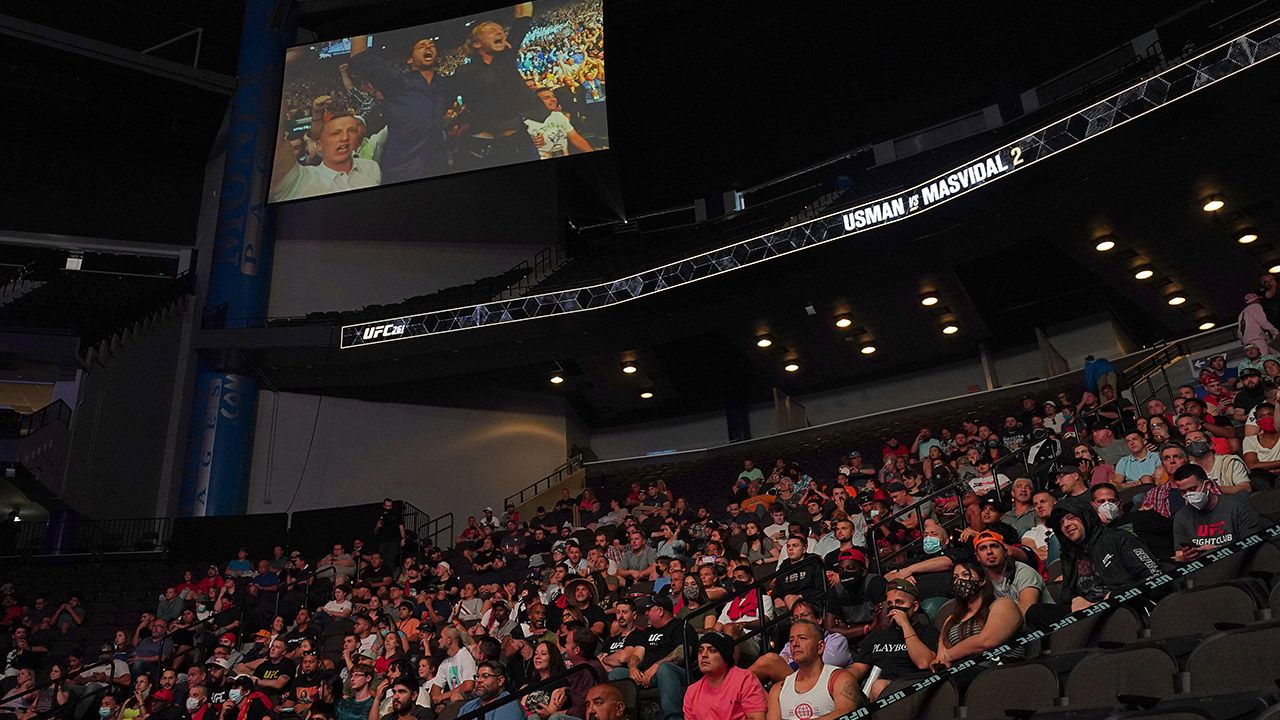 La intensidad de los fans regresó a las tribunas para UFC 261