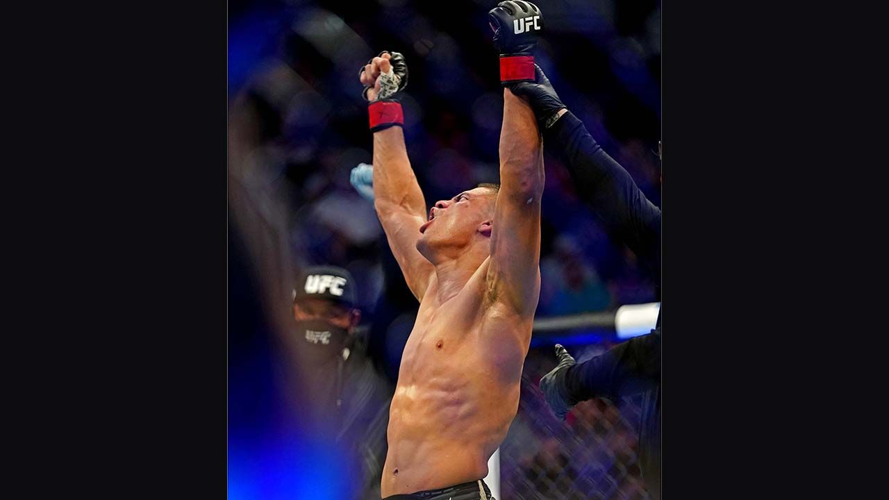 Por fin llegó el primer triunfo en UFC para el mexicano Rodrigo 'Kazula' Vargas