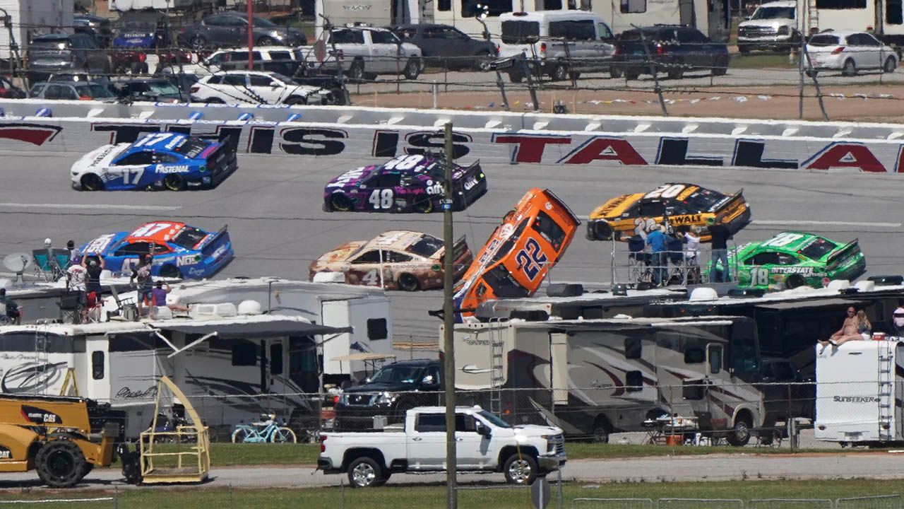 Brad Keselowski se impuso en la accidentada carrera de Talladega en la NASCAR Cup