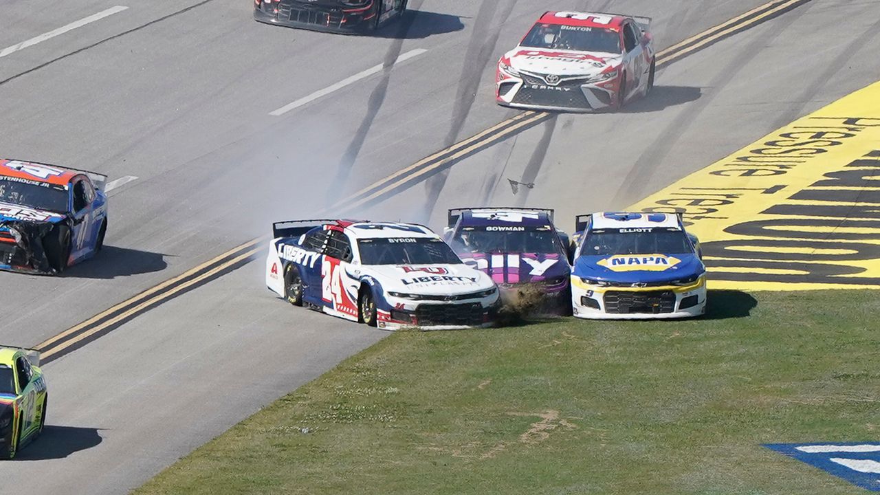 Brad Keselowski se impuso en la accidentada carrera de Talladega en la NASCAR Cup