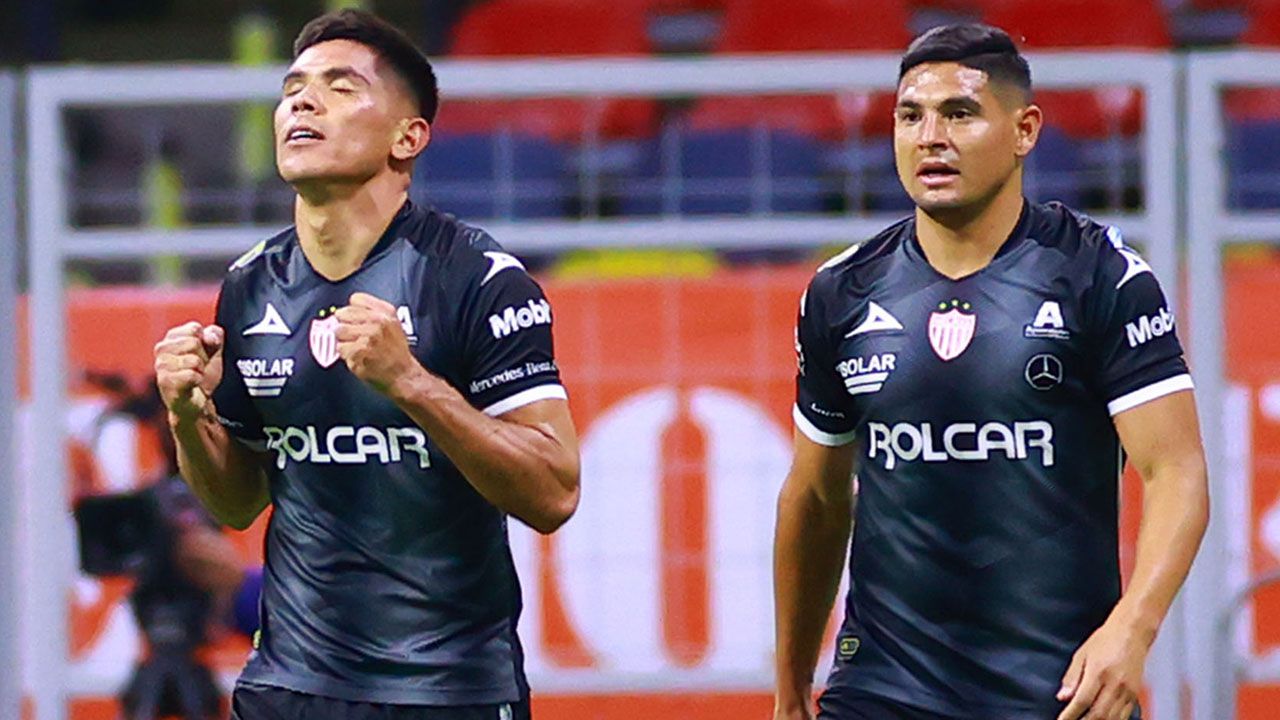 Así se vive el encuentro en el Estadio Azteca, donde Richard Sánchez anotó un golazo de tiro libre al 45' y sirvió para el remate de Giovani al 60