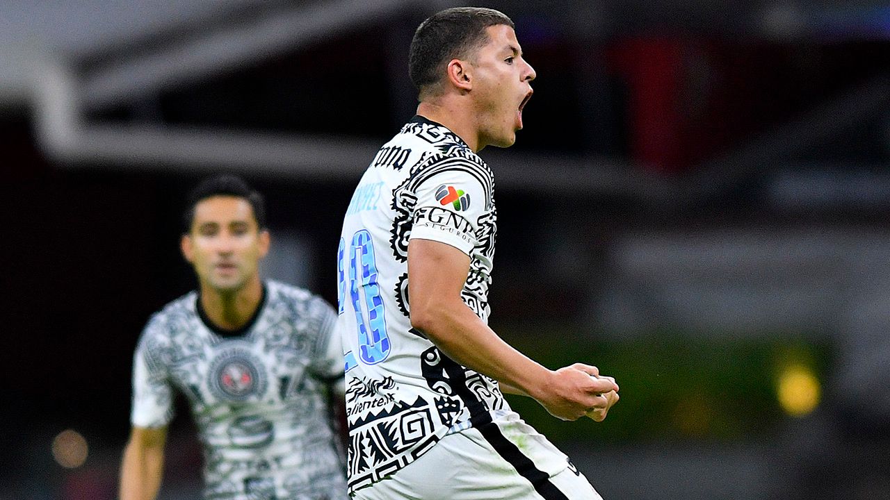 Así se vive el encuentro en el Estadio Azteca, donde Richard Sánchez anotó un golazo de tiro libre al 45' y sirvió para el remate de Giovani al 60