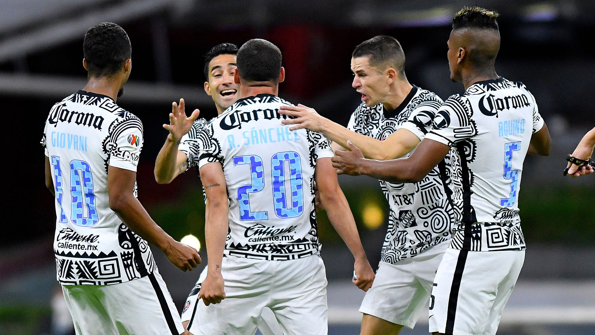 Así se vive el encuentro en el Estadio Azteca, donde Richard Sánchez anotó un golazo de tiro libre al 45' y sirvió para el remate de Giovani al 60