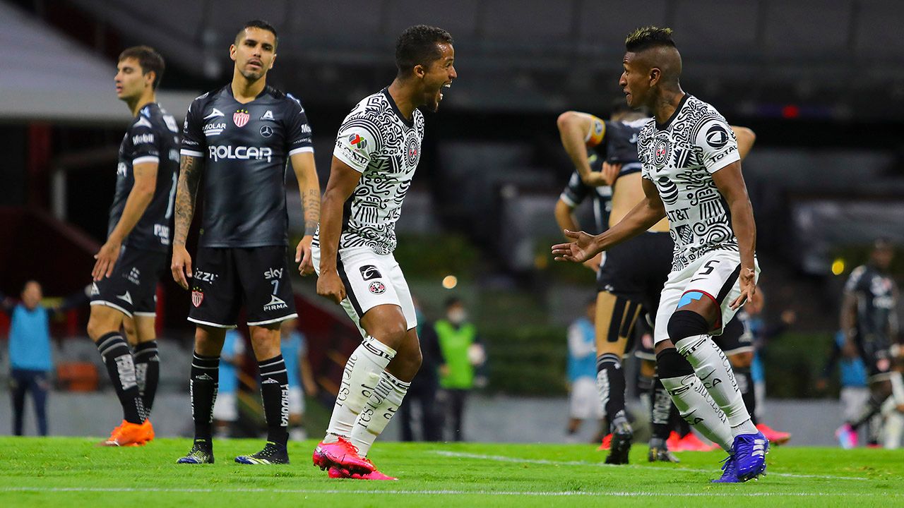 Así se vive el encuentro en el Estadio Azteca, donde Richard Sánchez anotó un golazo de tiro libre al 45' y sirvió para el remate de Giovani al 60