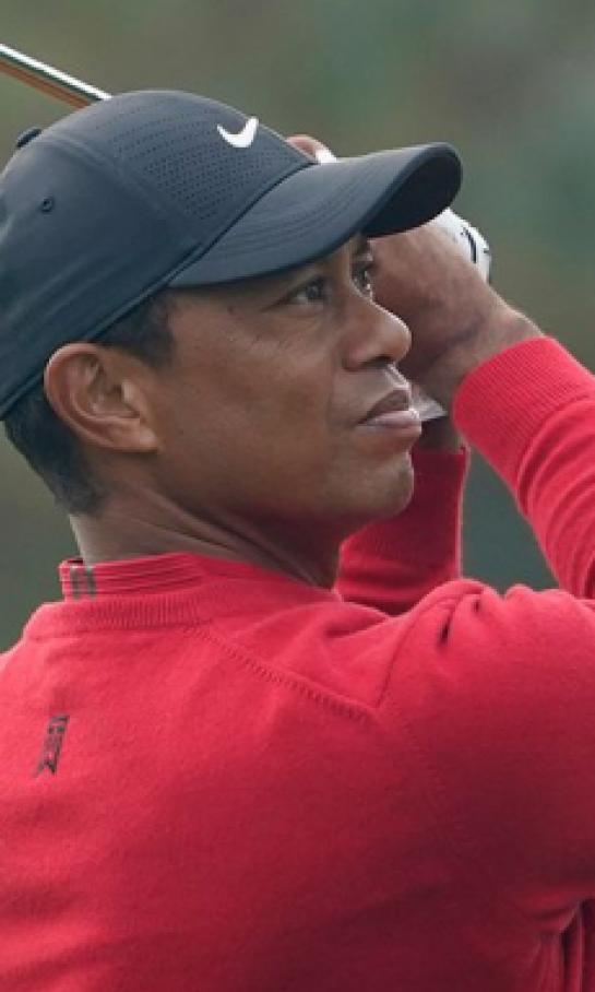 Tiger Woods reaparece y luce optimista ante su recuperación