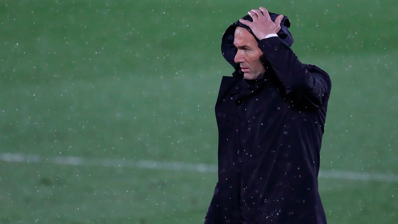 Con todo y lluvia, Zinedine Zidane vivió un duelo intenso en la Champions League