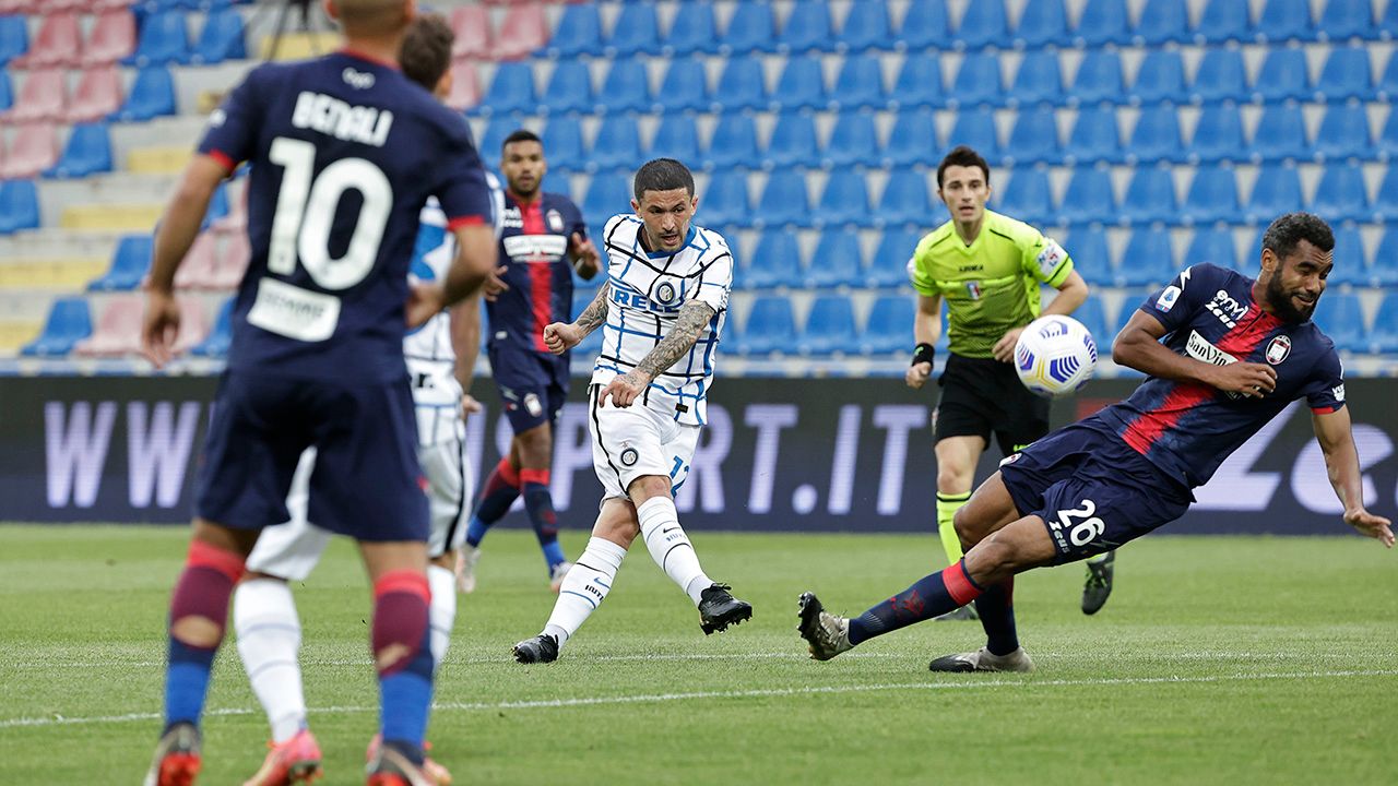 Inter derrotó a Crotone y depende de Atalanta para ser campeón de la Serie A
