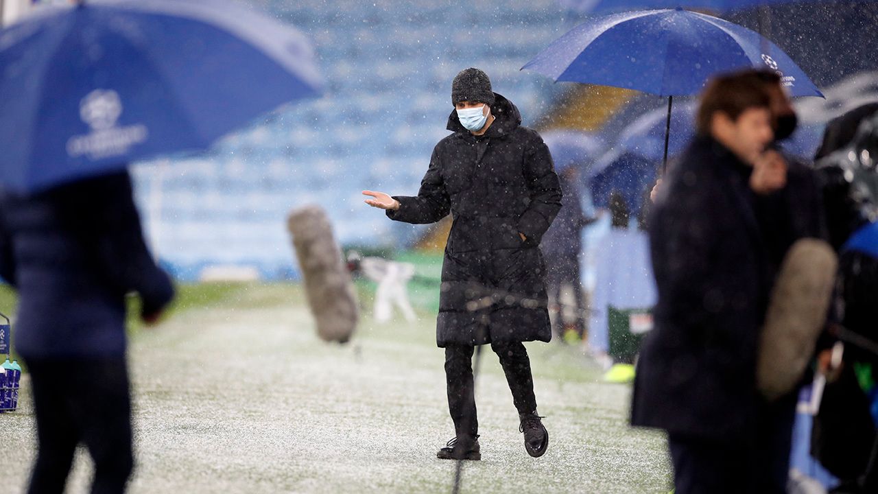 Una ligera nevada le dio la bienvenida a PSG en Manchester