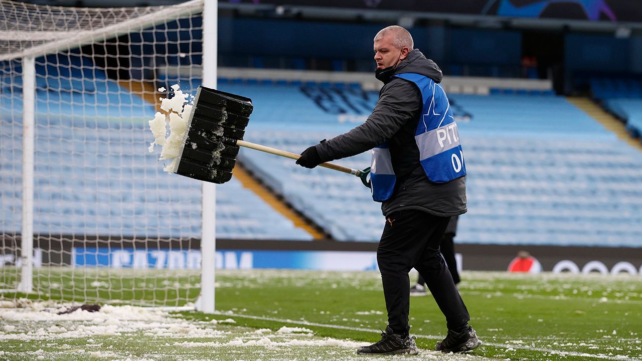 Una ligera nevada le dio la bienvenida a PSG en Manchester