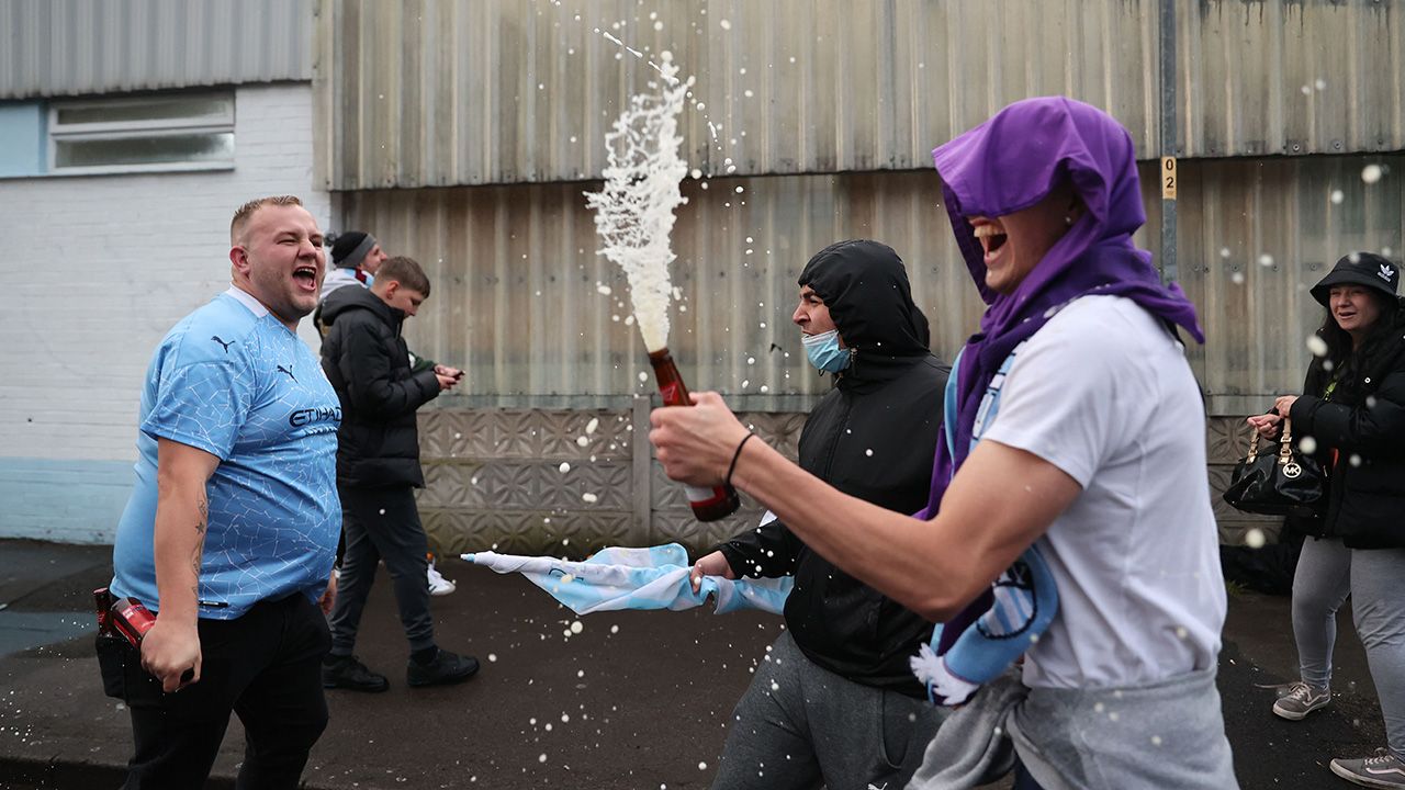 Aficionados de Manchester City vivieron y celebran el pase a la final afuera del Ehitad