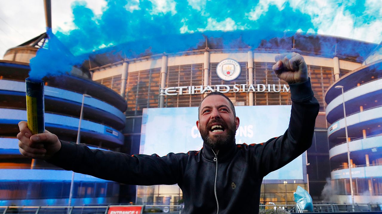 Los aficionados de Manchester City festejan un nuevo título de la Premier League