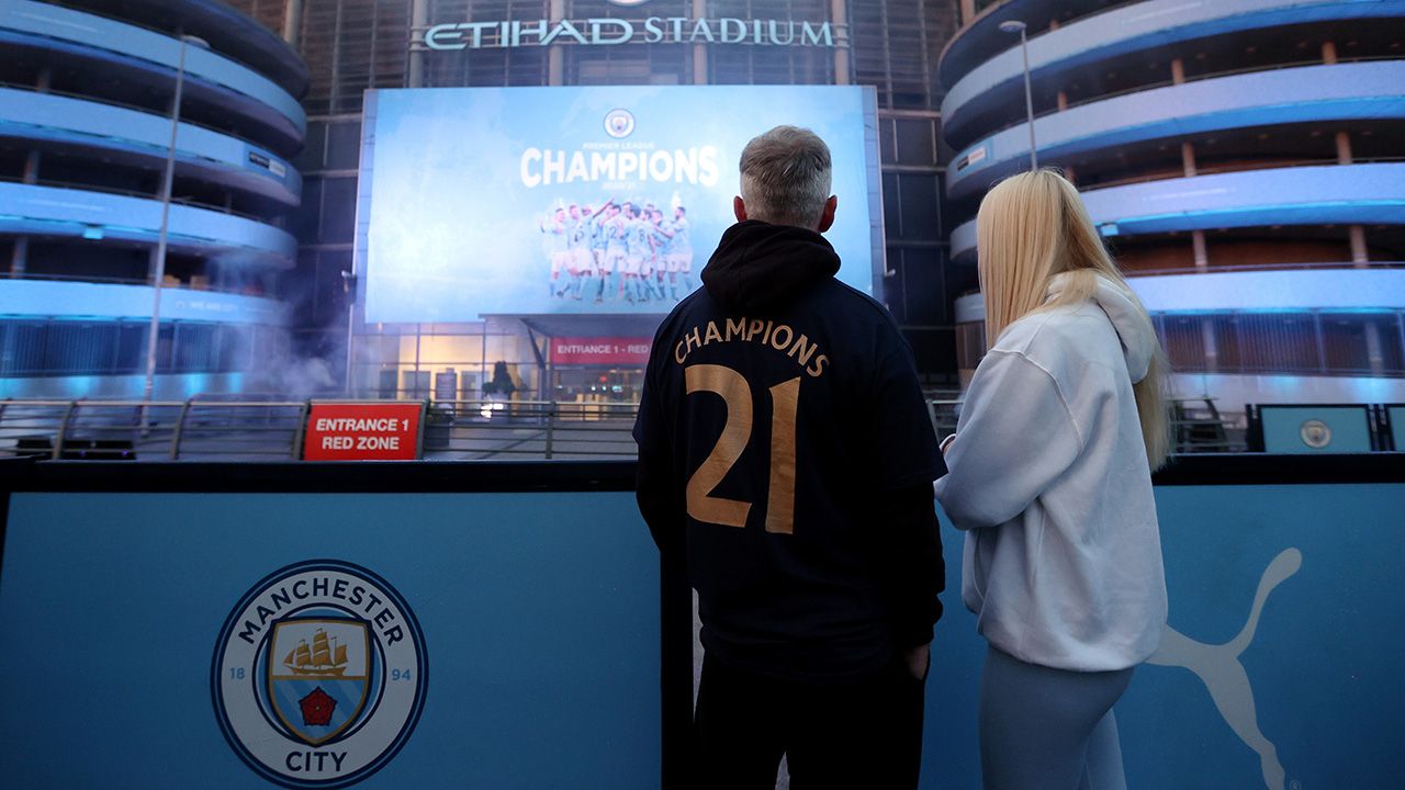 Los aficionados de Manchester City festejan un nuevo título de la Premier League
