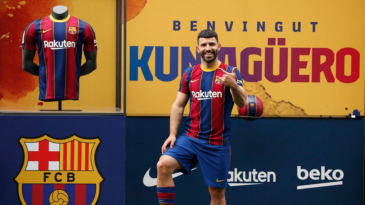 Sergio 'Kun' Agüero ya sonríe en el Camp Nou enfundado en la camiseta del Barcelona