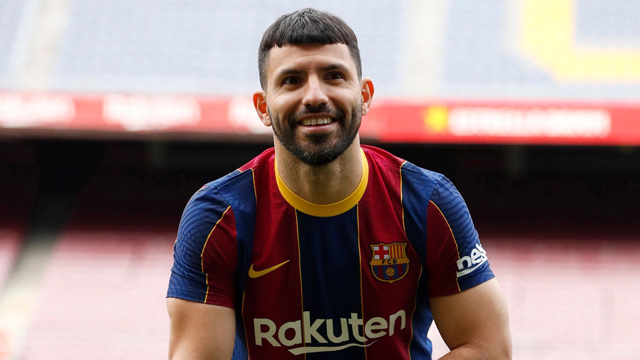 Sergio 'Kun' Agüero ya sonríe en el Camp Nou enfundado en la camiseta del Barcelona