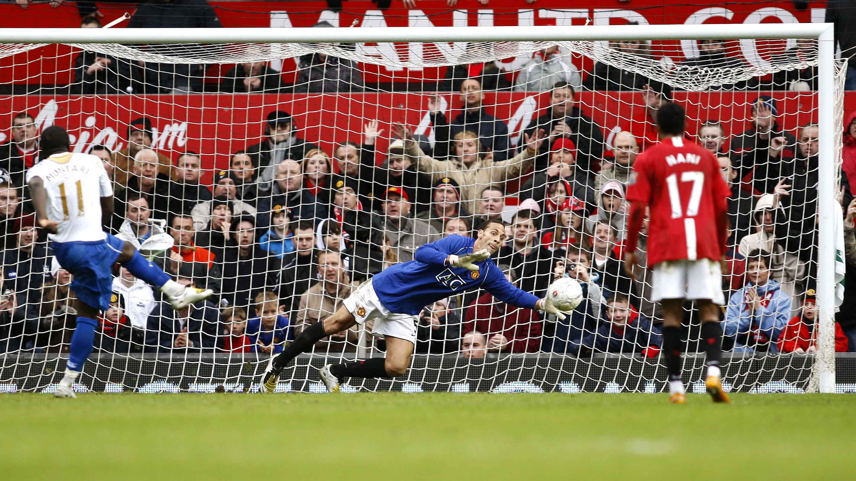Rio Ferdinand, Manchester United: Los ‘Red Devils’ enfrentaban al Portsmouth en la FA Cup, en 2008. Con Edwin van der Saar lesionado y el suplente Tomasz Kuszczak expulsado, Ferdinand se puso los guantes.