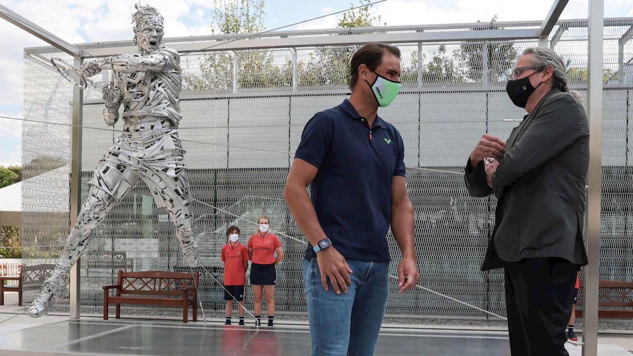 El escultor de la obra, Jordi Díaz, le explicó los detalles de la estatua al tenista manacorí