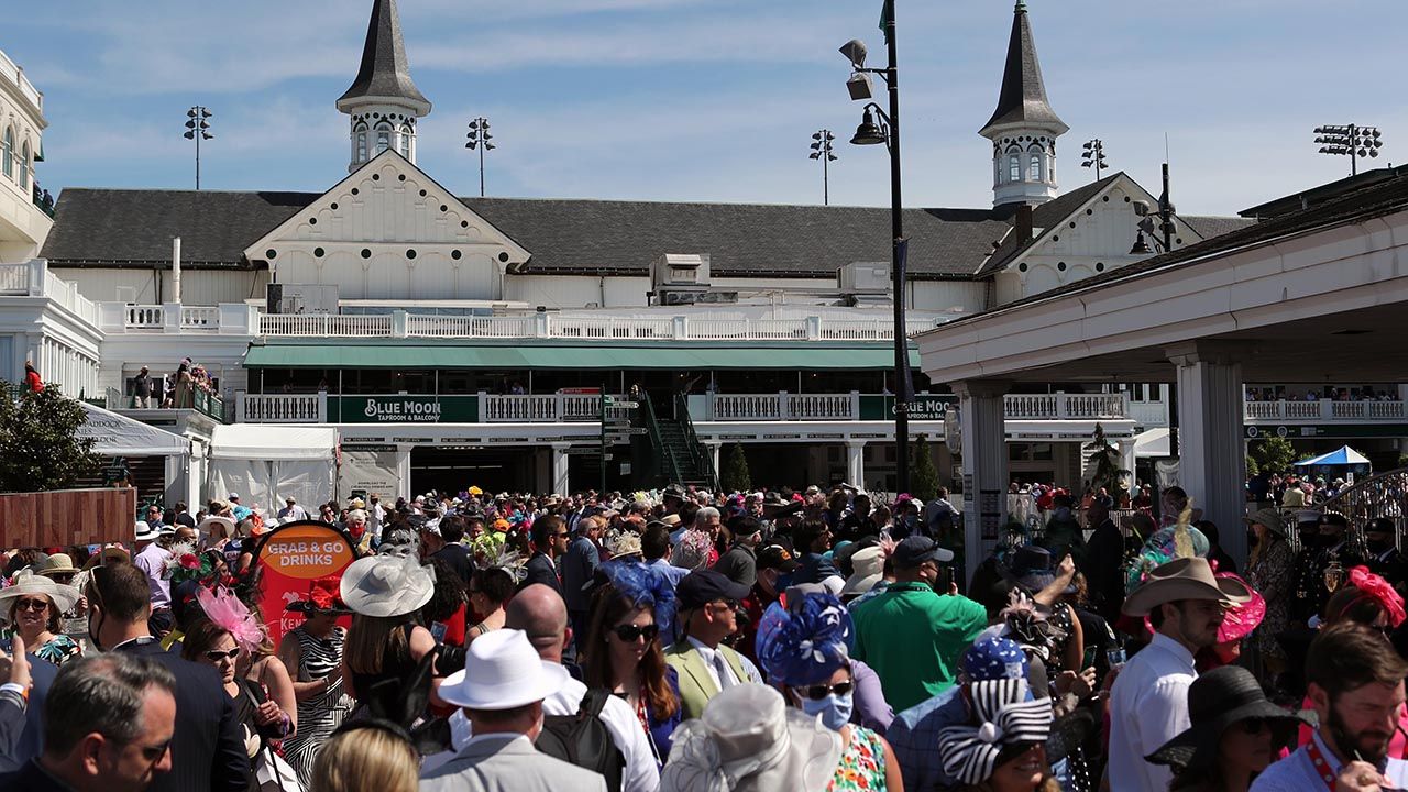 Los vistosos sombreros y los elegantes fans volvieron al Derby de Kentucky
