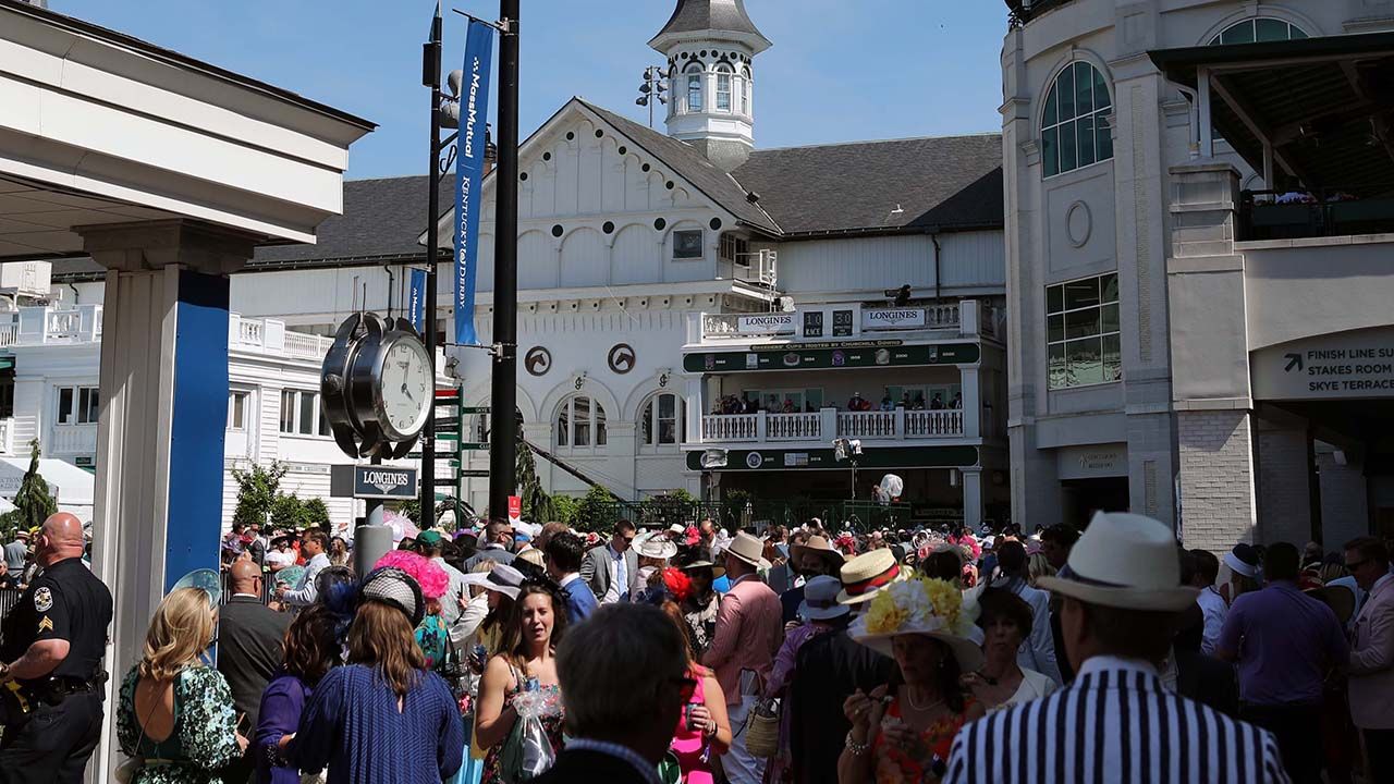 Los vistosos sombreros y los elegantes fans volvieron al Derby de Kentucky
