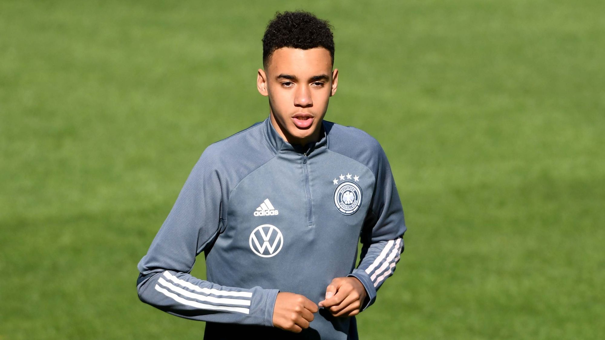 Jamal Musiala, 18 años, Alemania: El futbolista del Bayern Munich jugó en las inferiores con Inglaterra; sin embargo, en febrero de 2021 se decantó por Alemania, su país de nacimiento. Debutó en las clasificatorias rumbo a Qatar 2022.