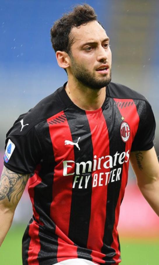 Hakan Çalhanoglu da la espalda a Milan y firma por el odiado rival, Inter
