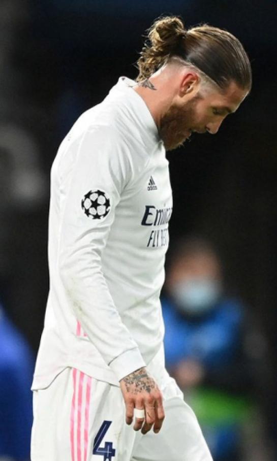 Sergio Ramos camina a la puerta de salida del Real Madrid