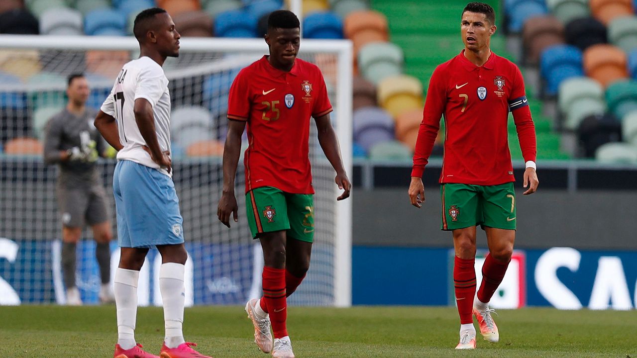 Cristiano Ronaldo y Portugal lucen antes de comenzar la Eurocopa