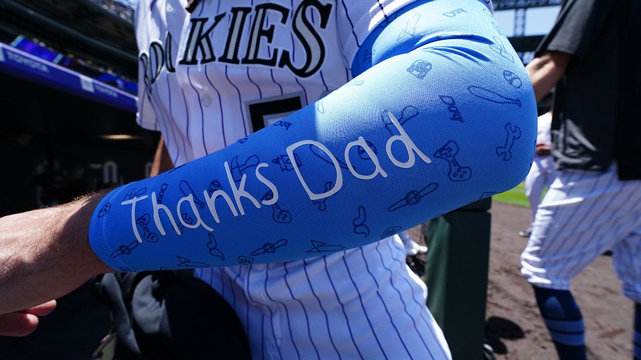 Los papás fueron homenajeados con el 'Día azul' de MLB