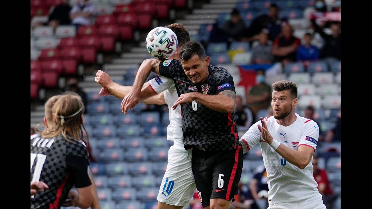 Lovren le pegó un codazo a Patrik Schick y el árbitro decidió marcar penal tras consultar en el VAR.