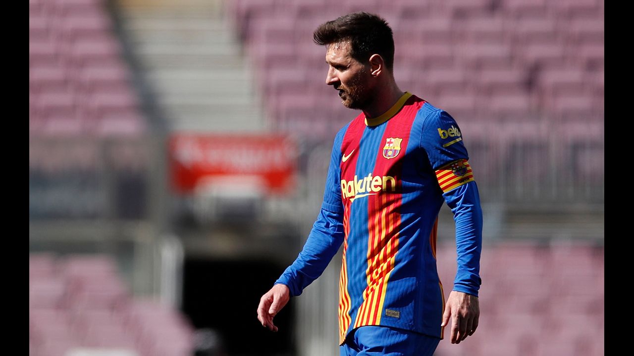 "Queremos que Lionel Messi firme por dos años. Sergio Agüero está ayudando: le está repitiendo todos los días que se quede y firme ya".