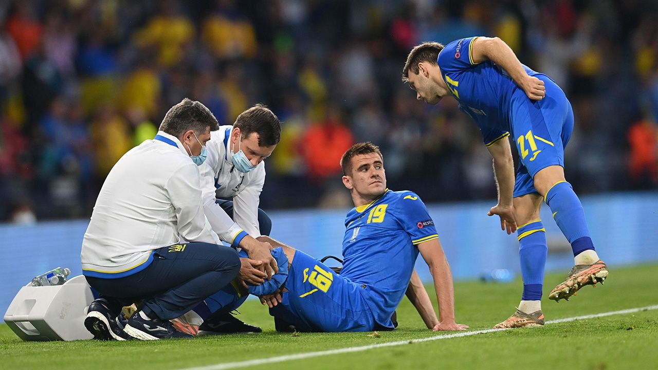 Artem Besyedin no pudo continuar en el campo, pero al menos salió por su propio pie.